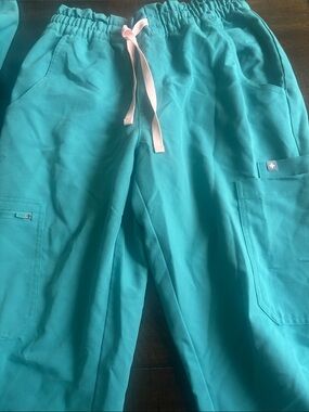 Figs Marine/Cactus Dowa High Waisted Scrubs in Size XS.